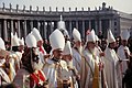 Cardinali e vescovi che indossano la mitra bianca radunati in piazza San Pietro durante l'apertura del Concilio Vaticano II