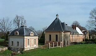 Pavillon, chapelle et communs du château.