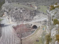 Les deux ponts avals. On voit comment les arcs de décharge aval du vieux pont (à droite) facilitaient le virage aux attelages.