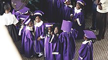 vue en plongée sur un groupe d'une dizaine de jeunes gens d'une dizaine d'années en toge violette