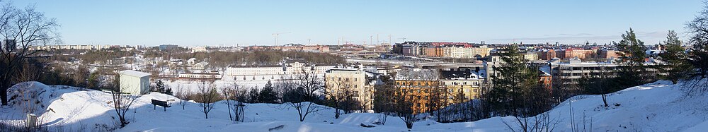 Vy från Stadshagsberget mot nordost i februari 2012. Rakt fram syns Karlbergs slott och i bakgrunden Vasastans husfasader. Den gröna boden i förgrunden till vänster är ett väderskydd för en mätpunkt som används vid bygget av Citybanan.