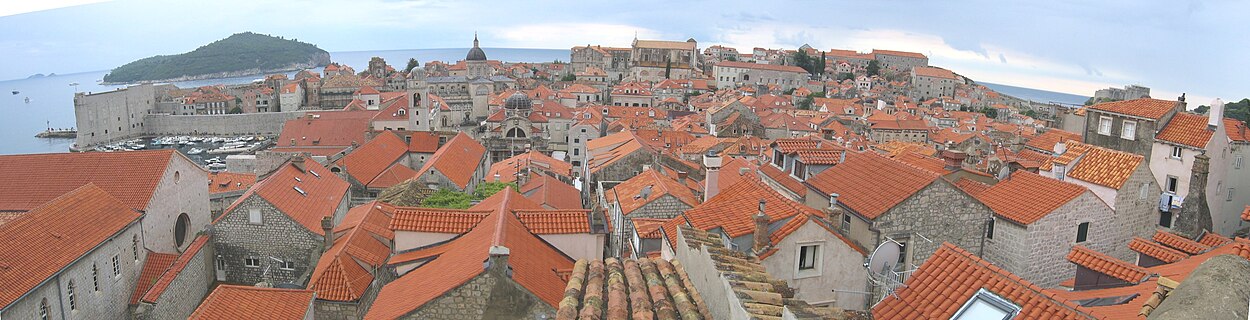 Dubrovnikeko Hiri Zaharraren ikuspegia, ezkerrean Lokrum uhartea.