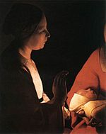 Détail du tableau « Le nouveau-né » de Georges de La Tour : la gauche du tableau avec la servante levant la main et la tête de l'enfant qui, posée sur le bras droit de la Vierge, illumine la toile.