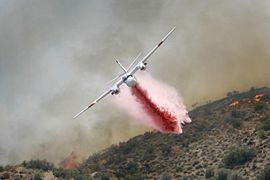 Un Tracker S-2FT du CAL FIRE (en) larguant du retardant.