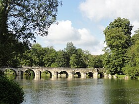 Pont sur le Loing vu de l'aval.