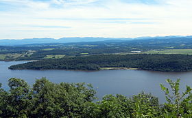 Mont Independence vu de l'autre côté du lac Champlain