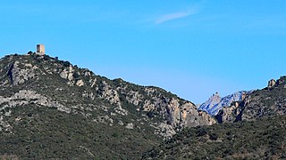 Tour avec au loin le château de Quéribus