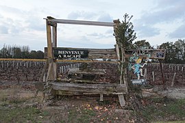 Un pressoir longs-fûts en chêne marquant l'entrée du hameau d Racapé