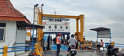 Tampak KM Joko Tole di dermaga penyeberangan