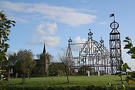 De stalen constructie die de vroegere Uniastate uitbeeldt met op de achtergrond de Mariakerk van Beers