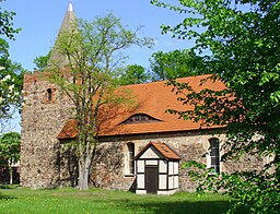 Rauens bykyrka, uppförd som försvarskyrka.