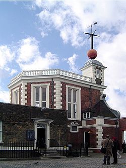 Greenwichin kunin­kaallinen observatorio. Kahdeksan­kulmaisen huoneen (Octagon Room) katolla aikamerkkipallo.