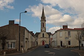 Photo datant de 2013 représentant l'église vue de la rue de Boutillier Delisle présentant le même cadrage qu'en 1910