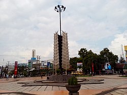 Tugu di tengah alun-alun Banjar