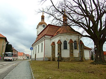 Kirche des hl. Prokop und Linde auf dem Dorfplatz