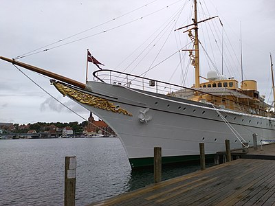 Kongeskibet Dannebrog har et ornament i skibets stævn.