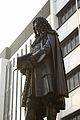 Leibniz-Statue im Innenhof des Neuen Campus der Universität Leipzig