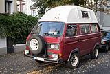 Allradgetriebener Campingbus mit frontseitig montiertem Reserverad