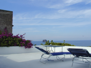 Strombolicchio da una terrazza di Stromboli