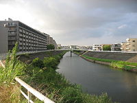 早渕川の下流。前方の橋は三歩野橋