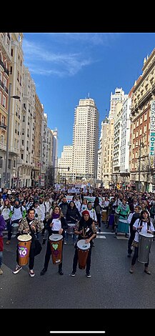 Calle transitada por manifestantes