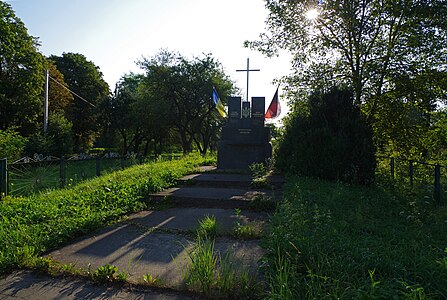 Пам'ятник Євгенові Коновальцю та Степанові Бандері, встановлений в 1993 р.