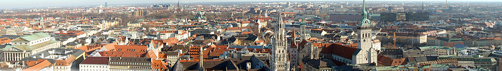 Panoramo pri la historiala centro di München.