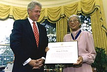 Photographie de Rosa Parks avec le président américain Bill Clinton.