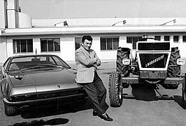 Ferruccio Lamborghini bij twee van zijn producten