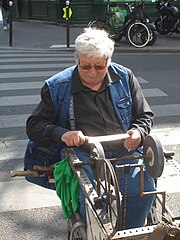 Aiguiseur de couteaux à Paris en 2008.