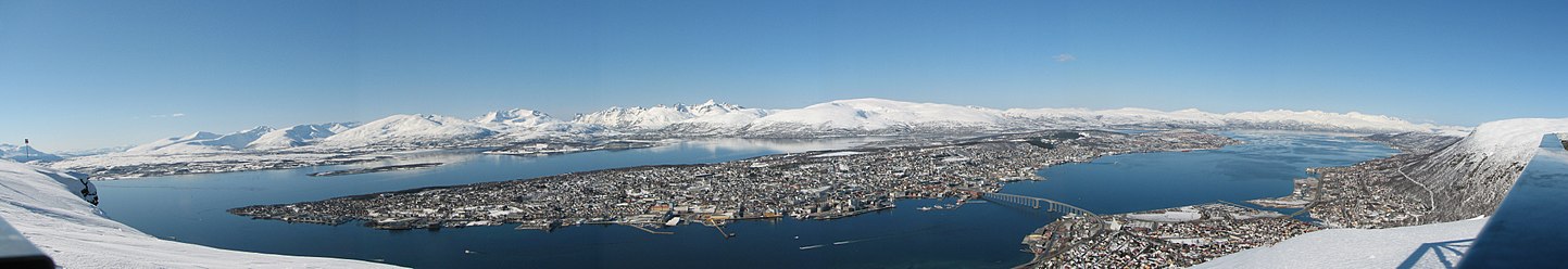 Udsigt fra Fløya i Tromsø. Kvaløya danner det meste af baggrunden.