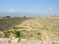 El estadio de Afrodisias, uno de los pocos vestigios que nos quedan de esa ciudad grecorromana, conocida en su tiempo por sus bellos edificios de mármol. El estadio es, de hecho, una mezcla entre un coliseo y una pista griega. La razón de ello se debe a que celebraban batallas sangrientas y al mismo tiempo juegos como lanzamiento de discos.