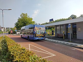 Het stationsgebouw met een bushalte