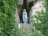 Grotte de Lourdes installée dans la roche en contrebas du couvent.