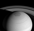 Saturne et son hexagone polaire, par la sonde Cassini (2 avril 2014).