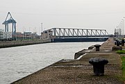 Blick auf die Klappbrücke Oudendijkbrug an der Westseite der Schleuse zur Schelde