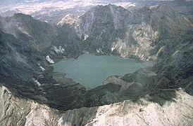 2,5km kaldera sopky Pinatubo, necelý rok po erupci (Filipíny)