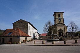 Le lavoir, à gauche, la Mairie, la fontaine devant l'église.