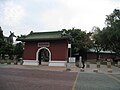 延平郡王祠原圍牆大門及售票亭，此門原為照牆，且門額原位於三川門上