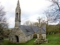 La chapelle Sainte-Barbe et son calvaire : vue extérieure d'ensemble.