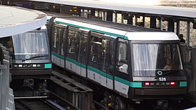 Deux rames MP 05 à la station Bastille.