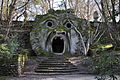 Scultura di mostro nel parco alchemico di Bomarzo: rappresenta insieme alla grotta (allegoria della fucina o della miniera) uno dei simboli della nigredo