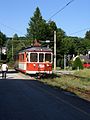 Traunseebahn fährt in Gmunden Seebahnhof ein