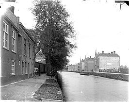 De Schelpenkade (toen nog Schelpenpad) eind negentiende eeuw, met rechts de Vliet