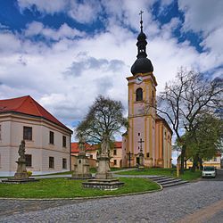 Kostel svatého Václava, sochy, zámek a fara