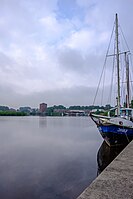 Gezicht op de bebouwing van Oudezijl (met locomotiefloods) over de Westerwoldse Aa vanuit het noordoosten