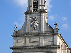 Herb Rzeczypospolitej na fasadzie kościoła Notre-Dame de Bon Secours