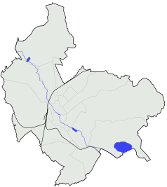 Mapa konturowa Koszalina, po prawej znajduje się czarny trójkącik z opisem „Lisica”