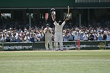 Photographie représentant Sachin Tendulkar célébrant un century, prise en 2008.