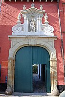 Toegangspoort met beeld van de heilige Rochus